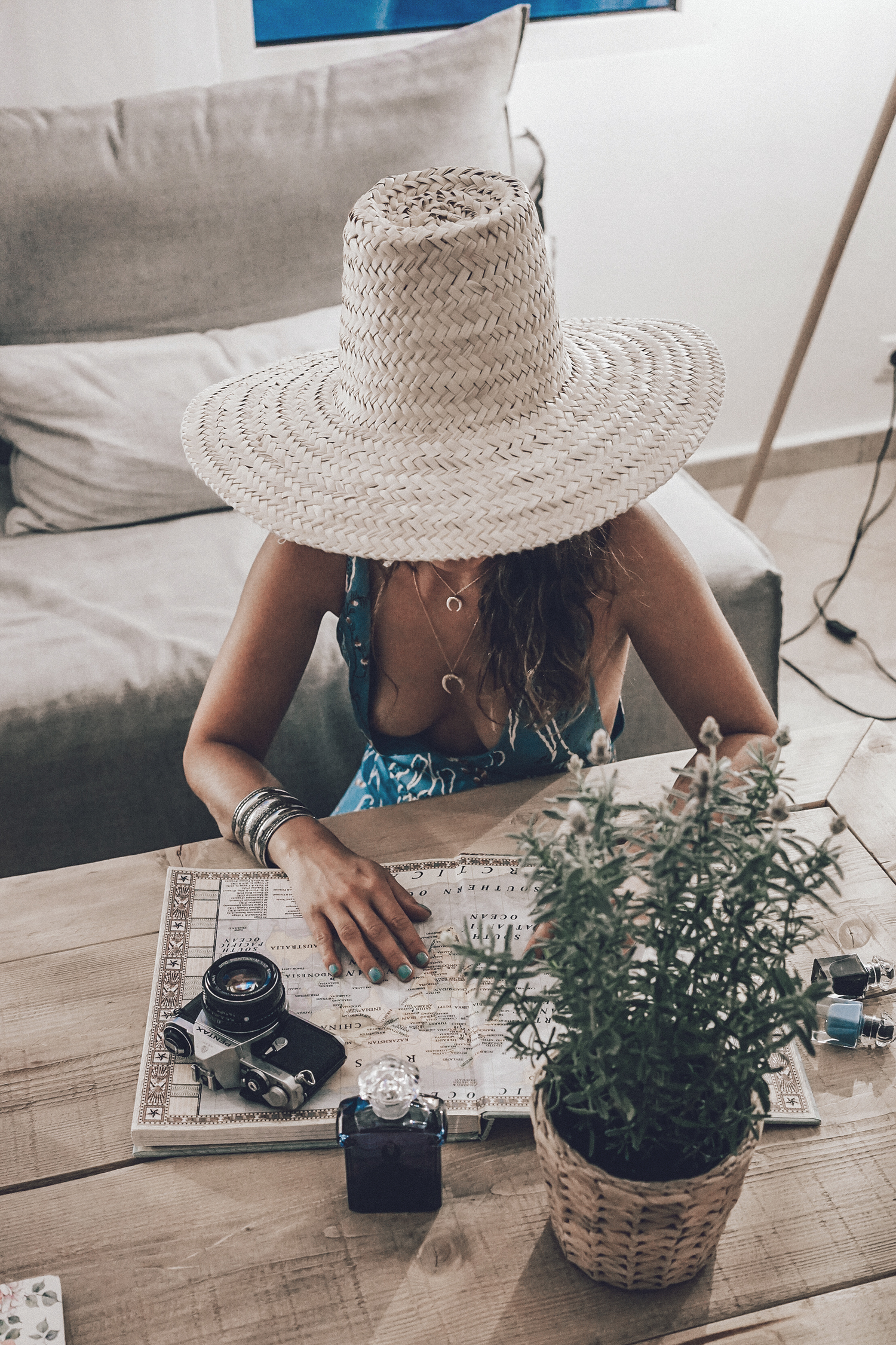 Guerlain-Beauty-Summer_Nailpolish-Blue_Denim_Nails-Collage_Vintage-14