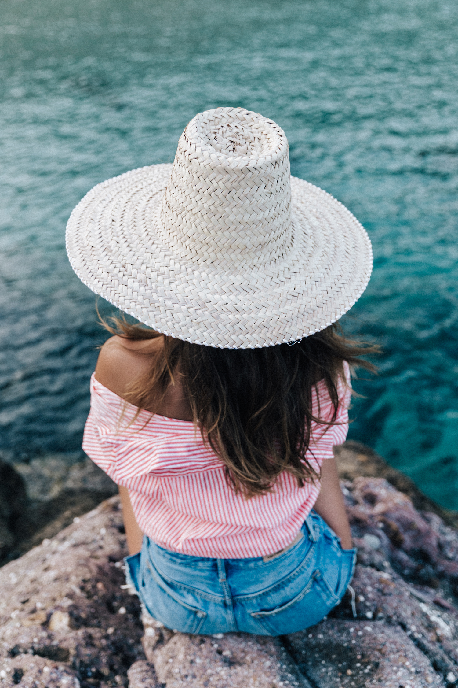 Mykonos-Collage_on_The_Road-Striped_Shirt-GRLFRND_Shorts-Straw_Hat-Denim-Espadrilles-Soludos_Escapes-Greece-Outfit-37