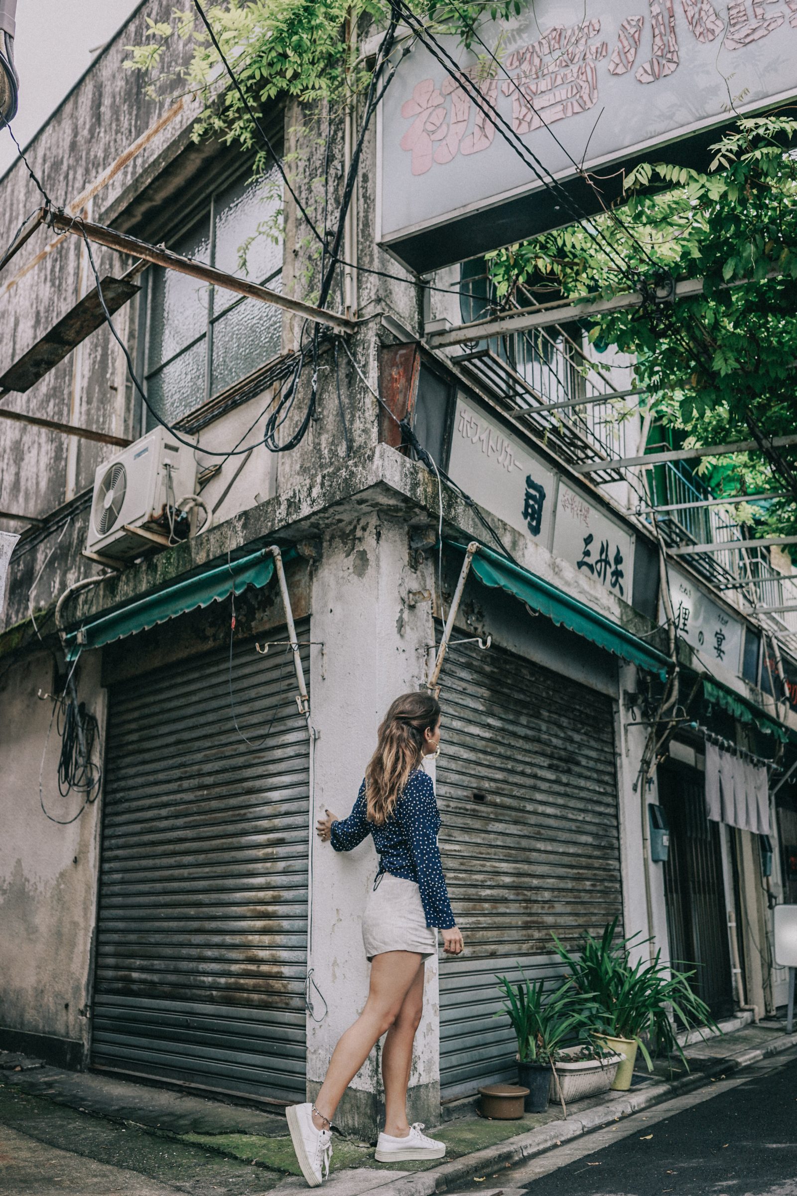 Tokyo_Travel_Guide-Outfit-Collage_Vintage-Street_Style-Reformation_Shorts-Realisation_Par_Stars_Blouse-Sneakers-Flea_Market_Backpack-81