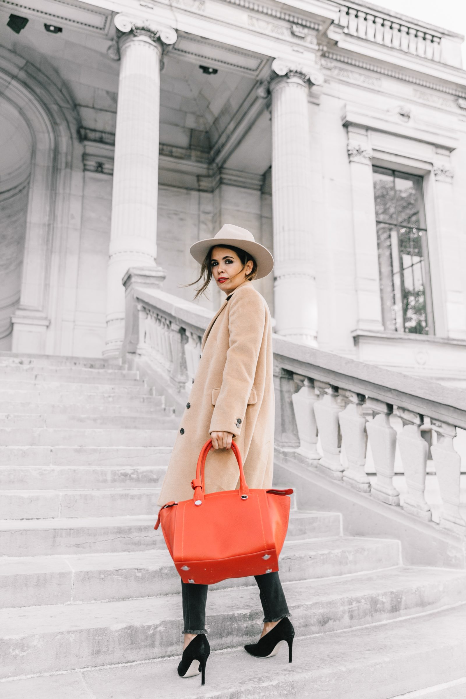 pfw-paris_fashion_week_ss17-street_style-outfits-collage_vintage-max_and_co-camel_coat-orange_bag-skinny_jeans-sandro_shoes-hat-sincerely_jules_jeans-14