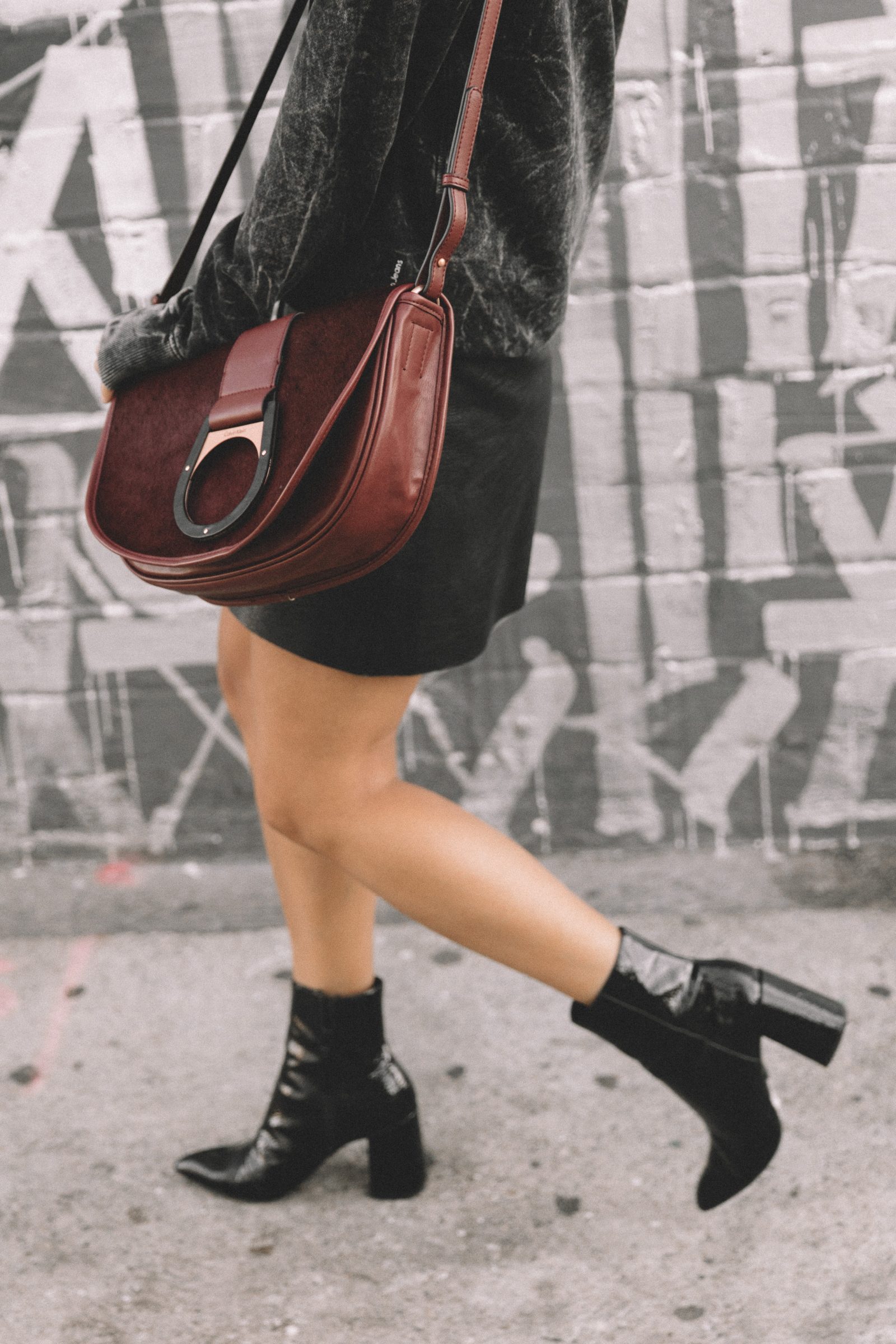 calvin_klein_bag-burgundy_bag-ck_sweatshirt-leather_shirt-total_black_outfit-street_style-los_angeles-collage_vintage-25