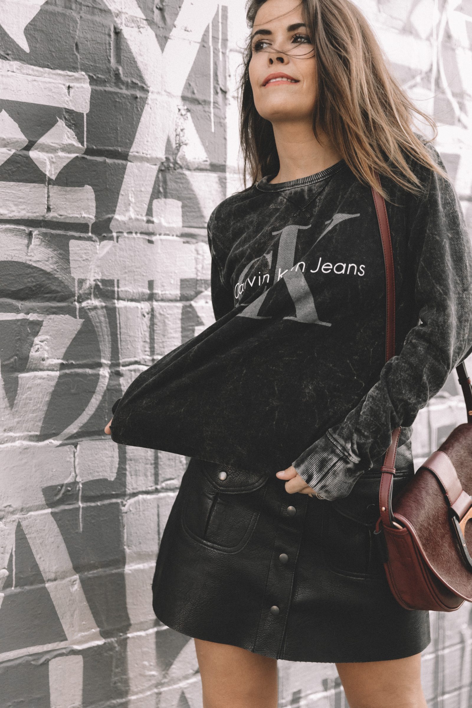 calvin_klein_bag-burgundy_bag-ck_sweatshirt-leather_shirt-total_black_outfit-street_style-los_angeles-collage_vintage-37